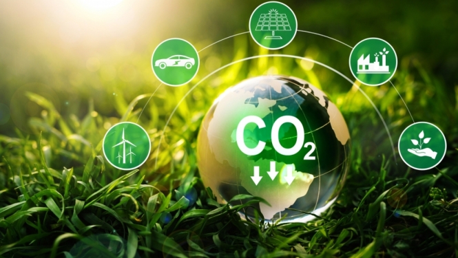 Zemes lodveida attēls zālē ar CO₂ simbolu un ikonām, kas attēlo atjaunojamo enerģiju un emisiju samazināšanu.