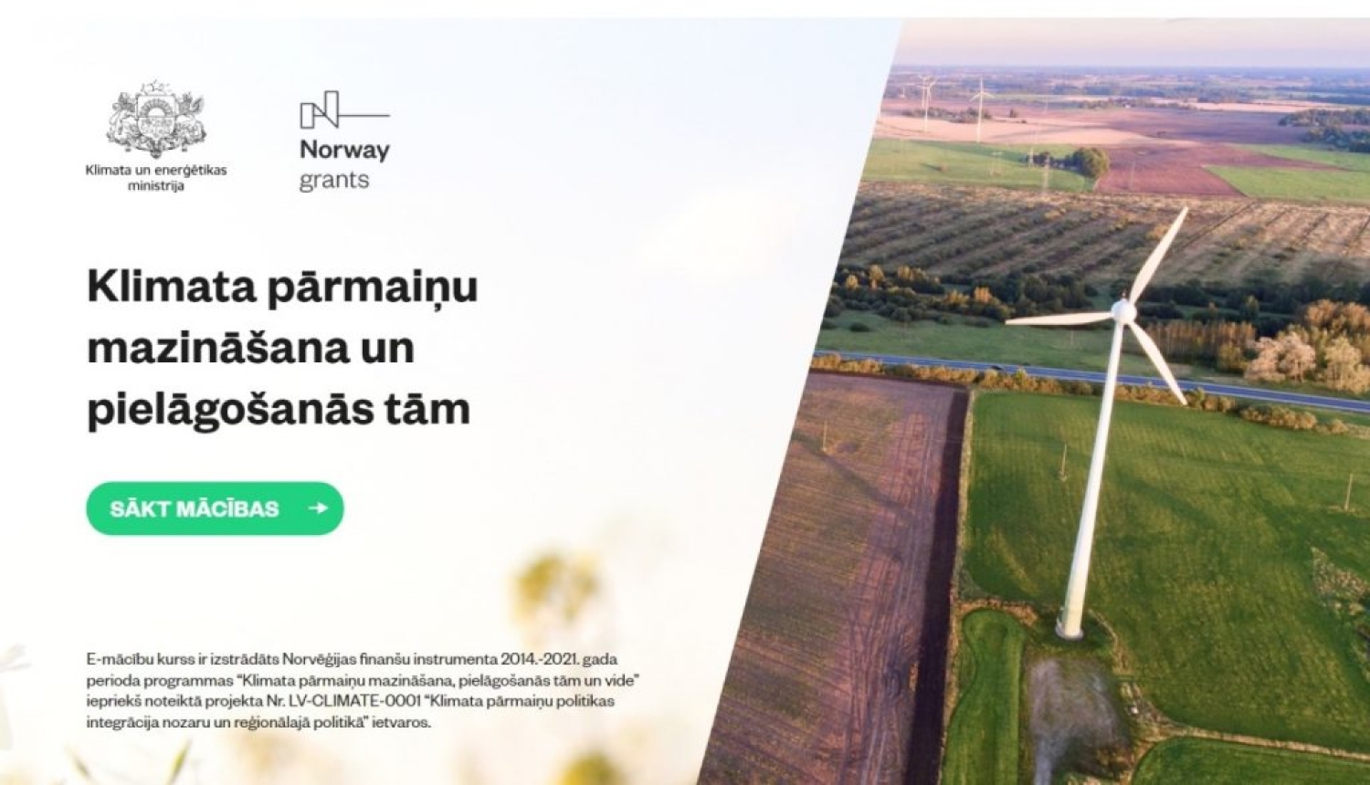 E‑mācību kursa “Klimata pārmaiņu mazināšana un pielāgošanās tām” vizuālais noformējums ar vēja elektrostaciju lauksaimniecības ainavā un norādi uz mācību uzsākšanu.